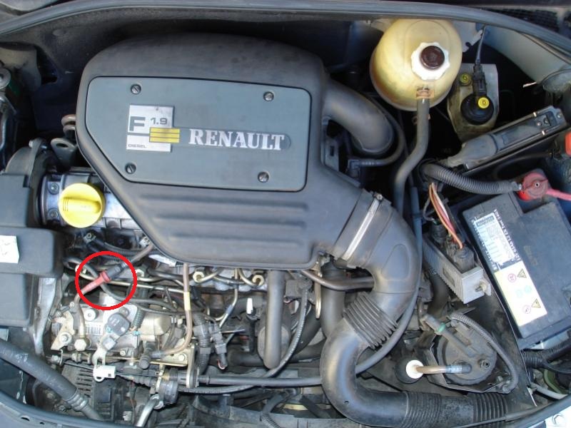 Moteur Renault F8Q d'une cylindrée de 1,9 l