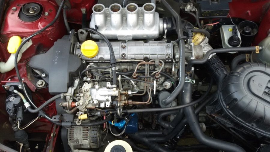 Moteur Renault F8Q d'une cylindrée de 1,9 l